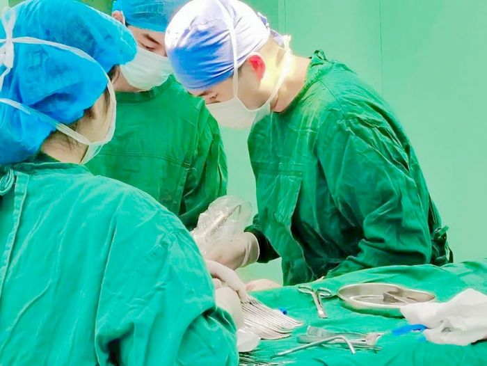 区中医院引进的高层次人才沈子鸿正在为病人做手术。
