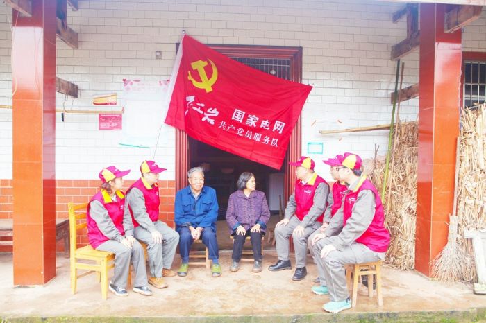 国网重庆潼南供电公司悉心服务群众。
