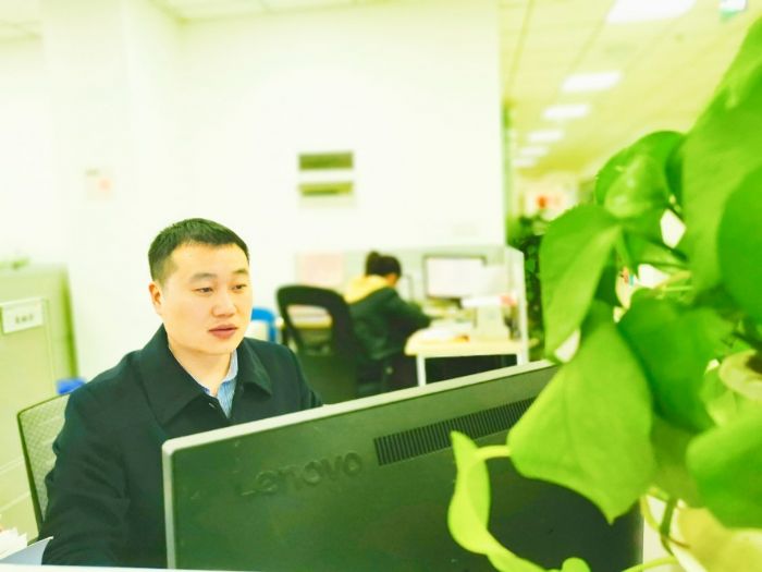 廖乔在认真工作。
