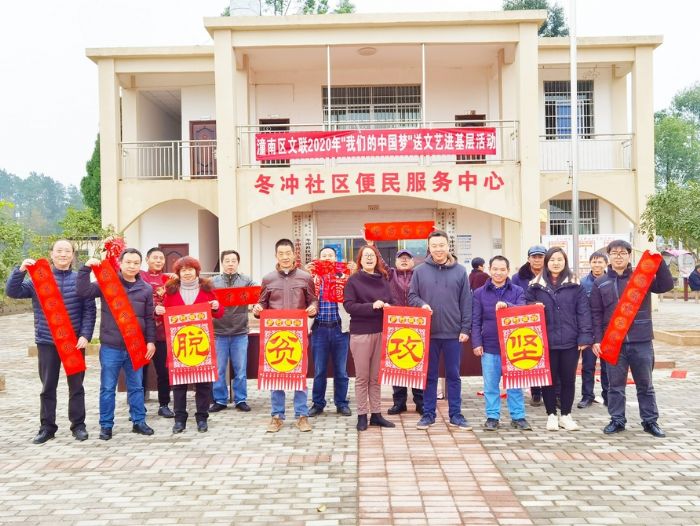 艺术家为基层群众创作的对联和剪纸。
