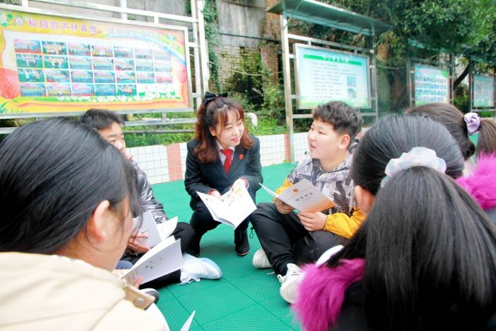 区法院第二中心人民法庭的法官在塘坝镇文昌小学开展宪法宣讲。
