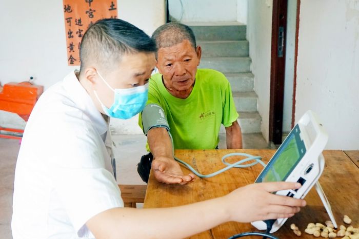 ①家庭医生定期进门检查身体。
