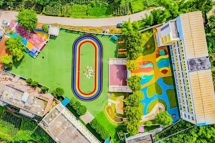 　　随着义务教育优质均衡发展，我区中小学幼儿园办学条件得到不断改善。图为玉溪镇中心幼儿园师生在新建的操场上上体育课。 全媒体记者罗列摄
