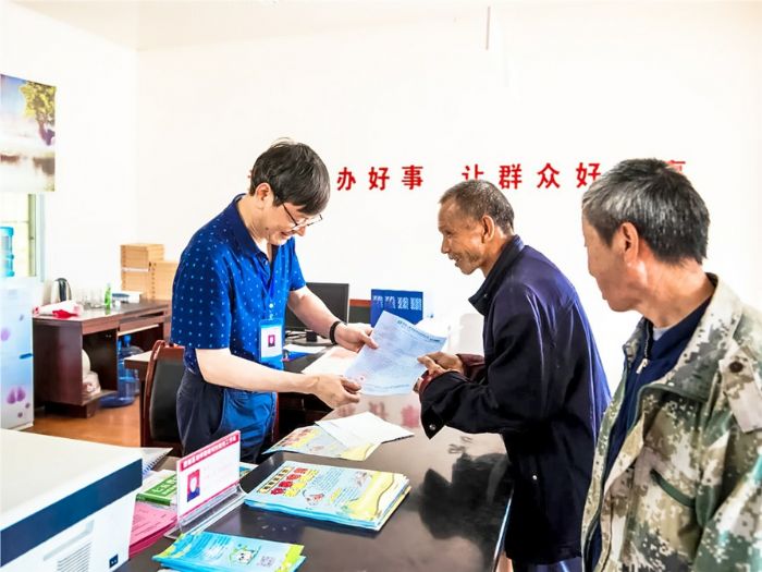 工作人员给群众讲解脱贫政策。
