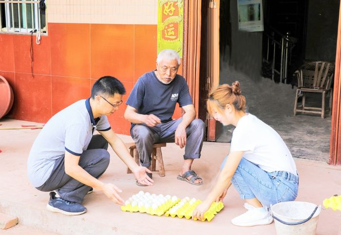 电商到贫困户家里收货。
