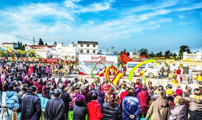 村民在家门口享受文化大餐。
