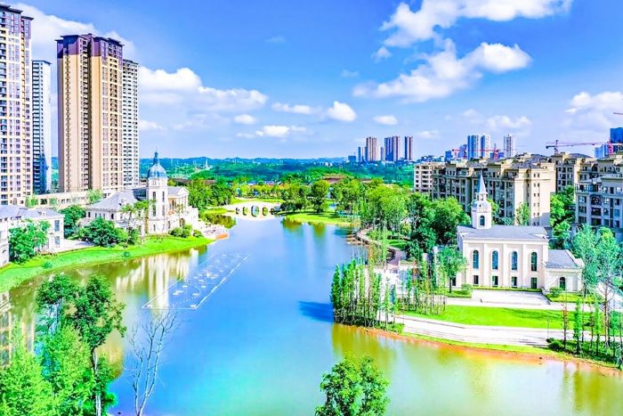 　　我区大力实施城市提升工程，推进国家生态园林城市建设，实现“推窗见绿、出门见景、四季见花”，居民获得感、幸福感进一步增强。图为鸥鹏教育城一角。 通讯员王华侨摄
