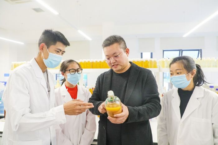郑凌云了解产品研发情况。全媒体记者赵晨城摄