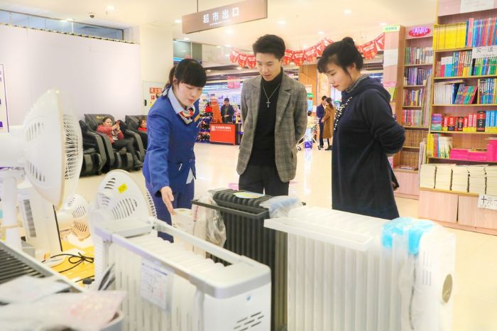 市民在挑选取暖设备。
