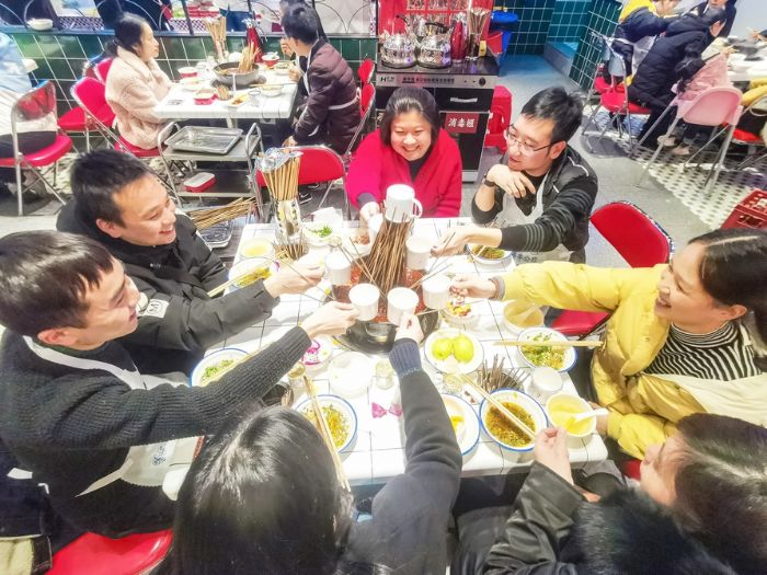 市民围坐在一起撸串。