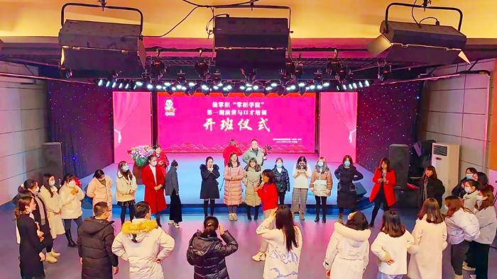 开班互动游戏。
