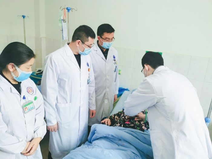 区中医院派专家到双江镇中心卫生院开展临床指导。
