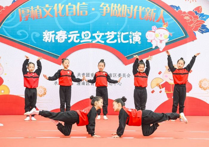 ▶孩子们精彩的舞蹈表演。

