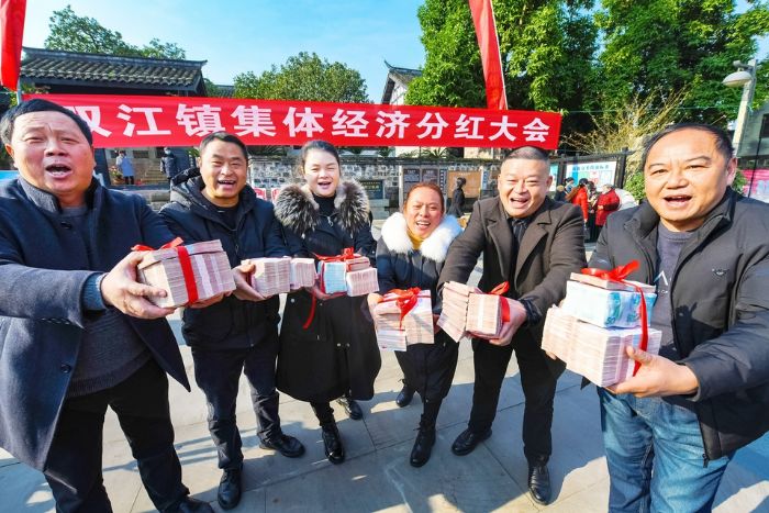 村（社区）代表喜领集体经济百万分红。 全媒体记者李静摄