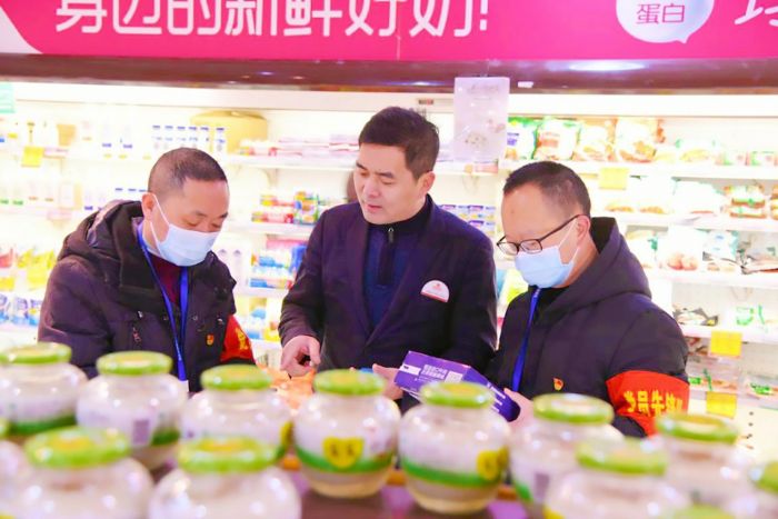 执法人员抽检超市食品。
