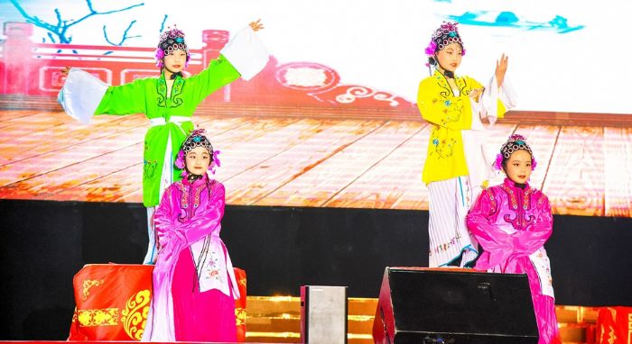 学生表演戏曲舞蹈《京腔京韵娃娃情》。
