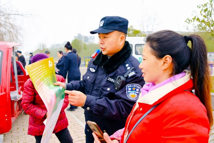 执法人员向市民宣传禁渔政策法规。
