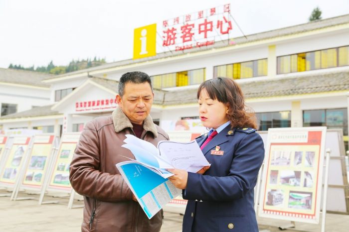 　　税务工作人员宣传税务政策。
