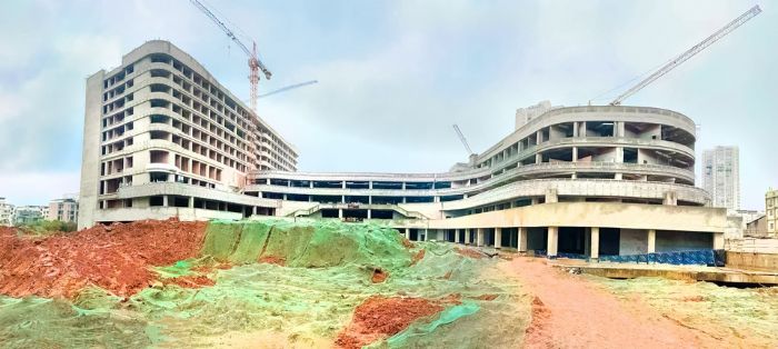 住院部综合大楼主体结构完工。
