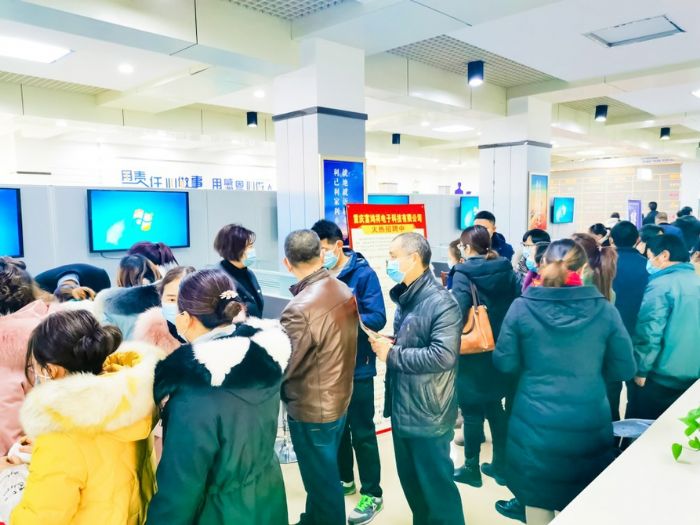 招聘会现场人头攒动。
