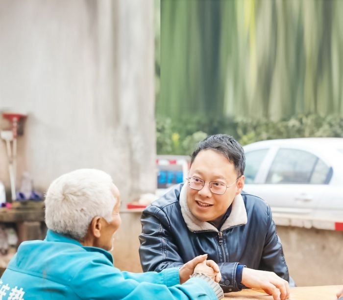 江涛入户了解群众生活。
