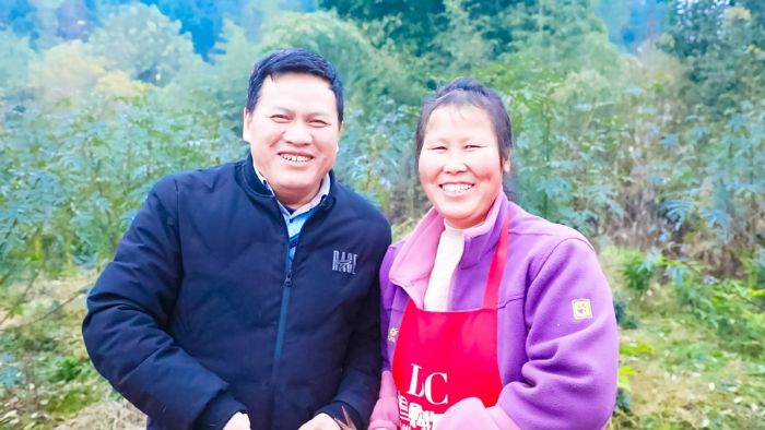 高宏斌和妻子在一起。
