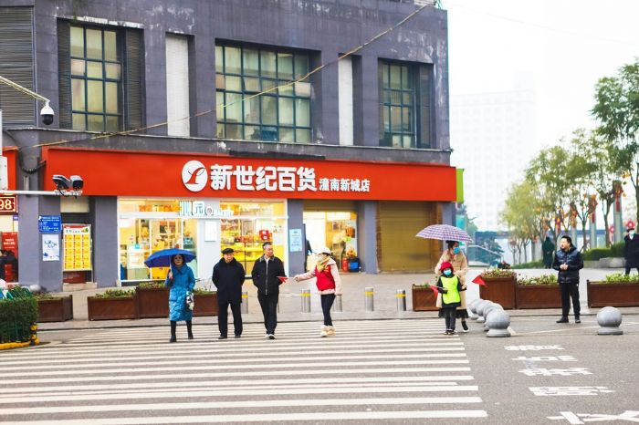 志愿者劝导行人安全过马路。
