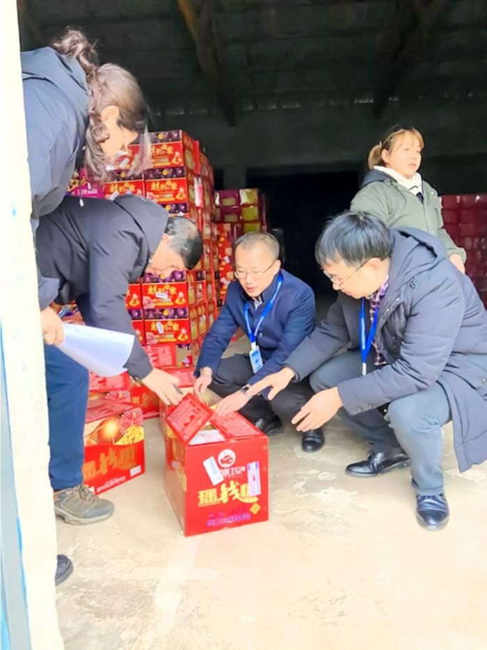 工作人员正在检查烟花爆竹零售店。
