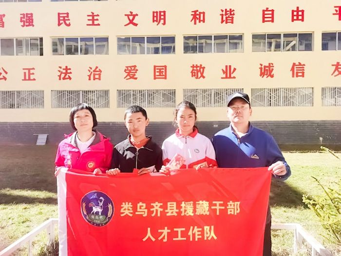 援藏干部张娟（左一）与学生合影。
