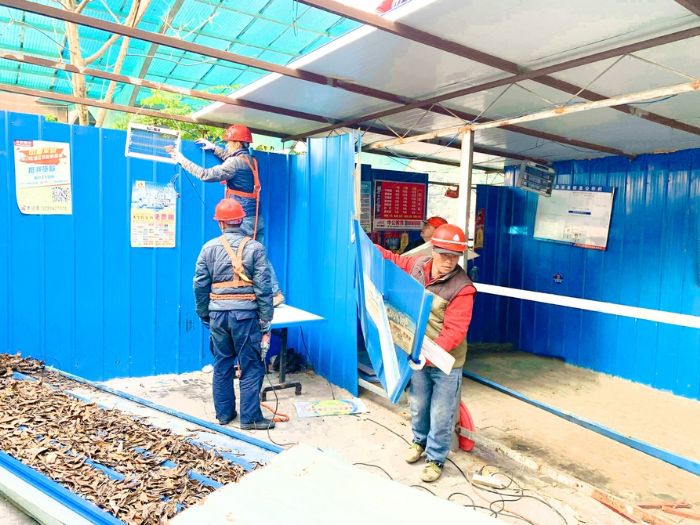 工作人员拆除违法建筑。
