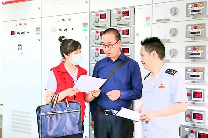 进企业宣传税收新政策。
