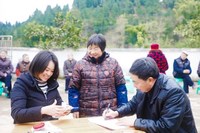 领到分红的村民喜笑颜开。
