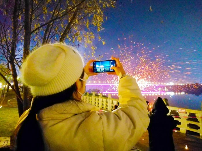 市民们拿出手机记录美好瞬间。
