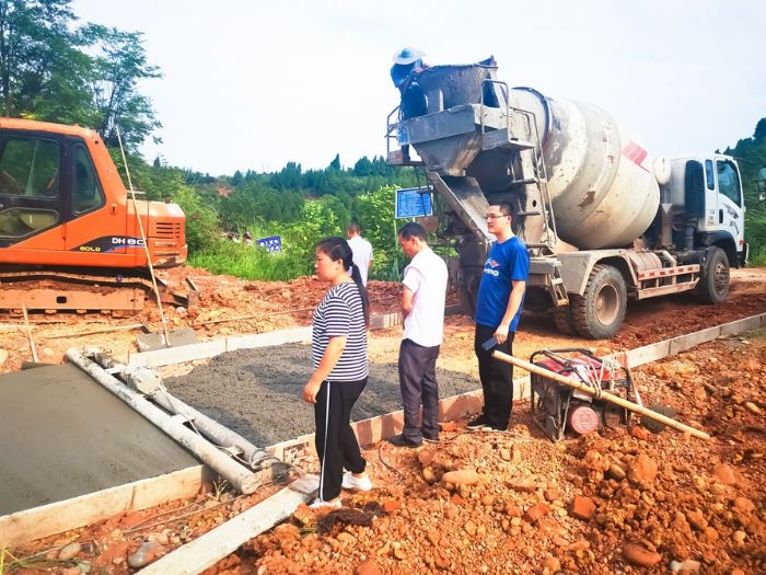 夯实公路基础设施建设。
