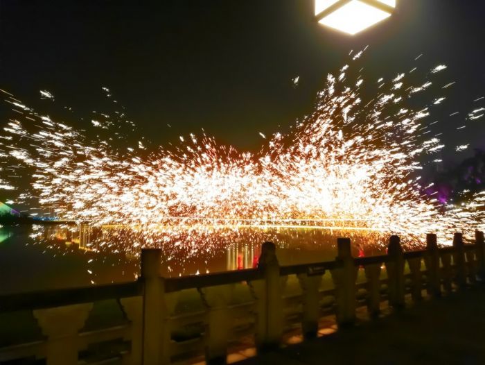 绚丽多彩的“铁花”。
