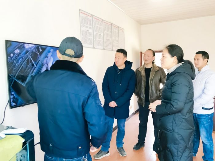 养殖场负责人向大家展示养殖场情况。

