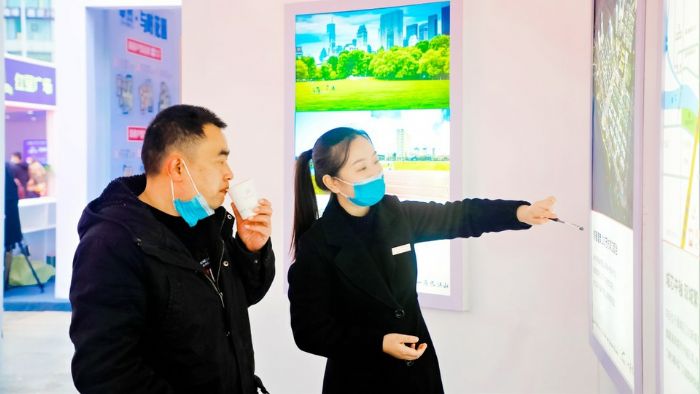 房屋销售人员介绍小区环境。
