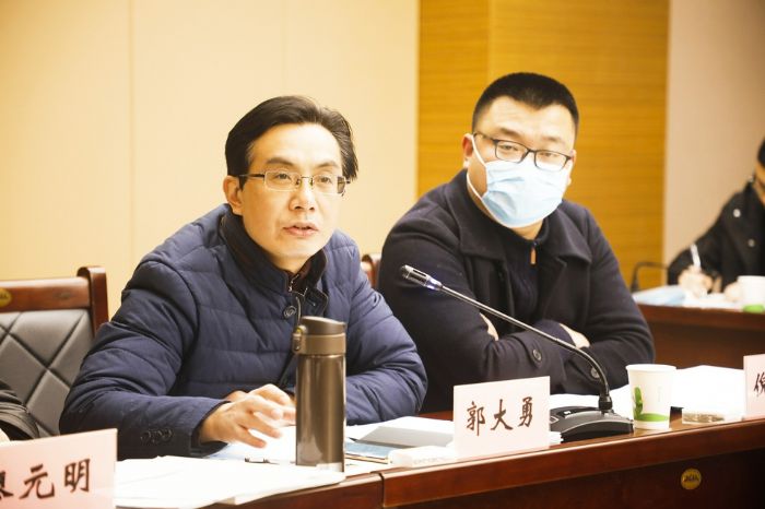 委员分组讨论，踊跃发言气氛热烈。
