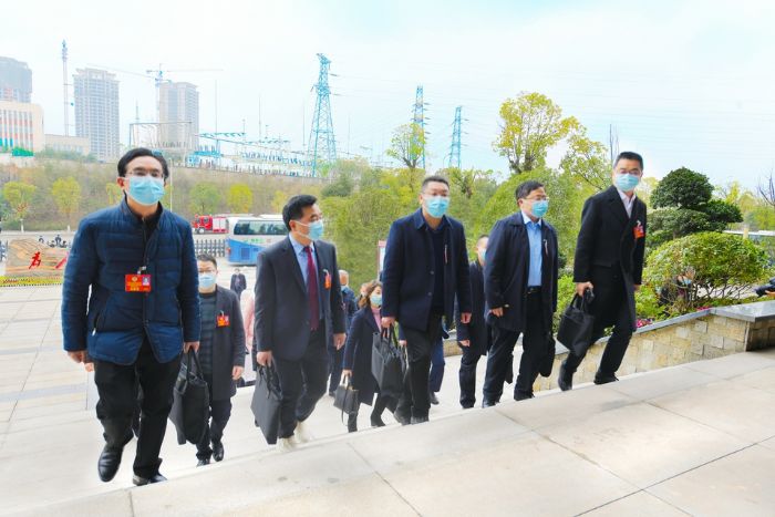 1月27日，区政协十届五次会议开幕，委员们精神饱满步入会场。
