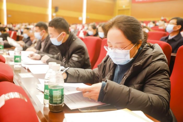 认真聆听报告。
