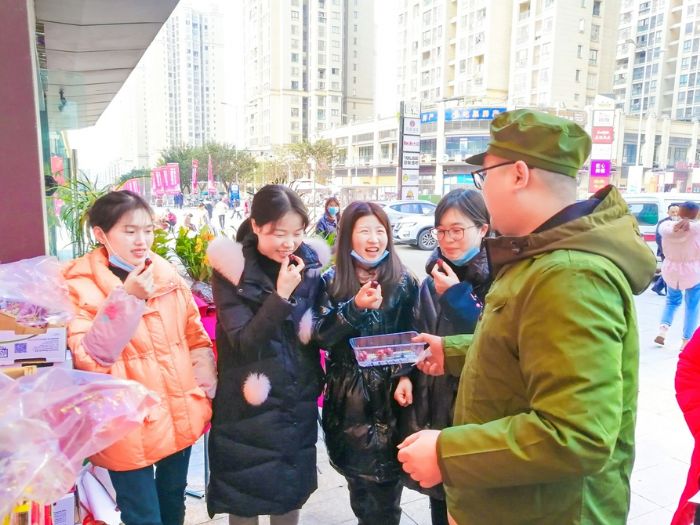 市民开心地试吃车厘子。
