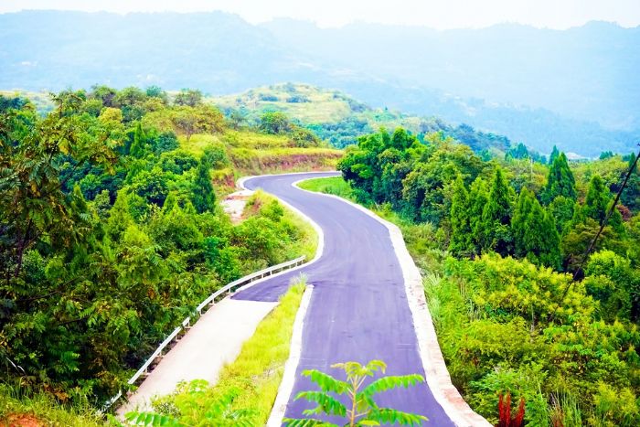 建成通车的旅游公路。
