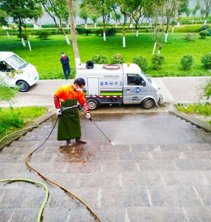 环卫工人清洁公园人行道。
