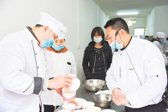 学员在老师的指导下准备配料。
