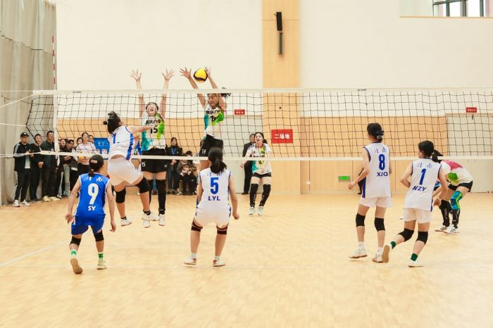 梓潼中学女子队参加中小学生排球赛。
