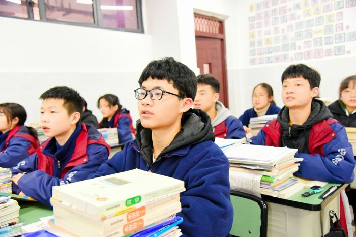 　　学生们在潼南一中初中部全新的教室快乐学习。
