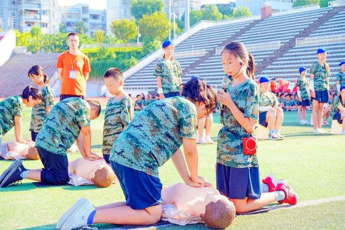 　　学生参加中小学生基本生存能力培育行动。
