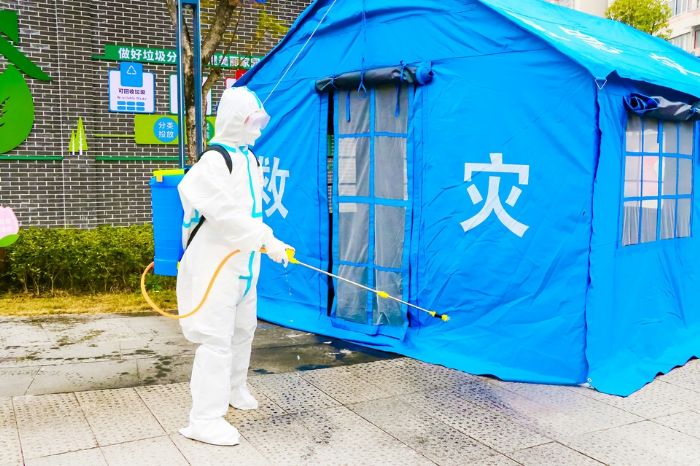 医务人员对环境进行消杀。
