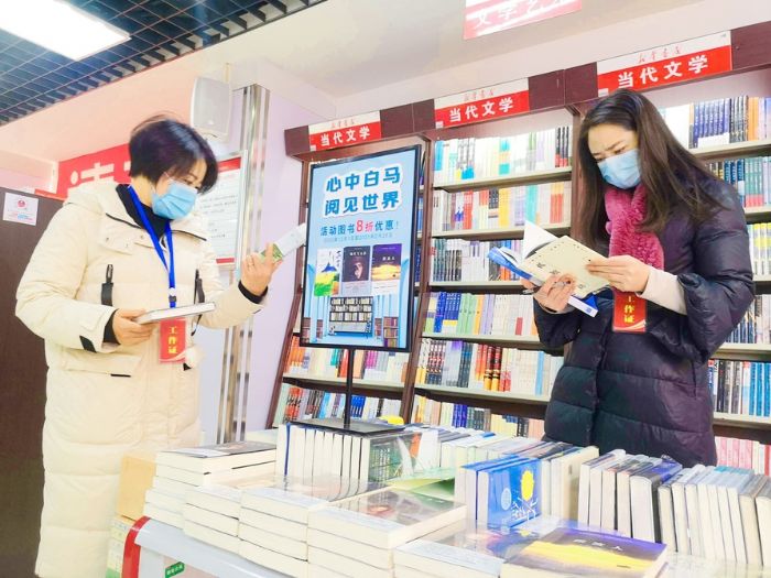 工作人员对城区书店、音像制品店、印刷厂等出版物经营场所检查。
