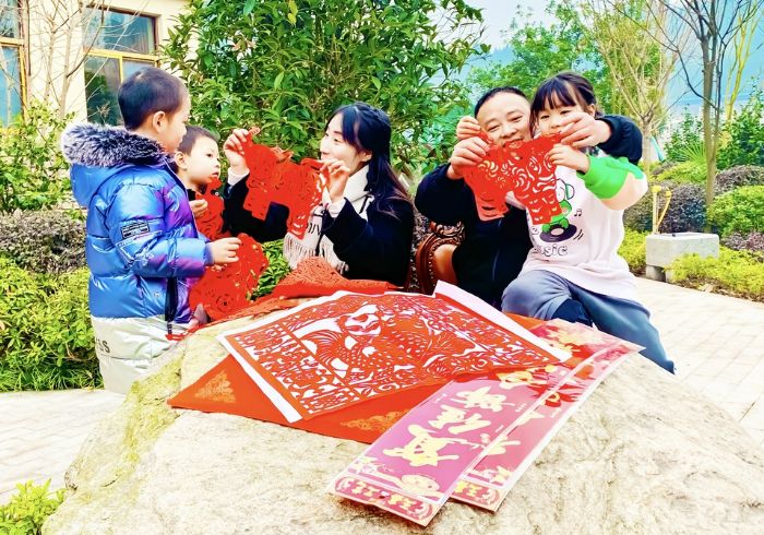 孩子学习剪纸。

